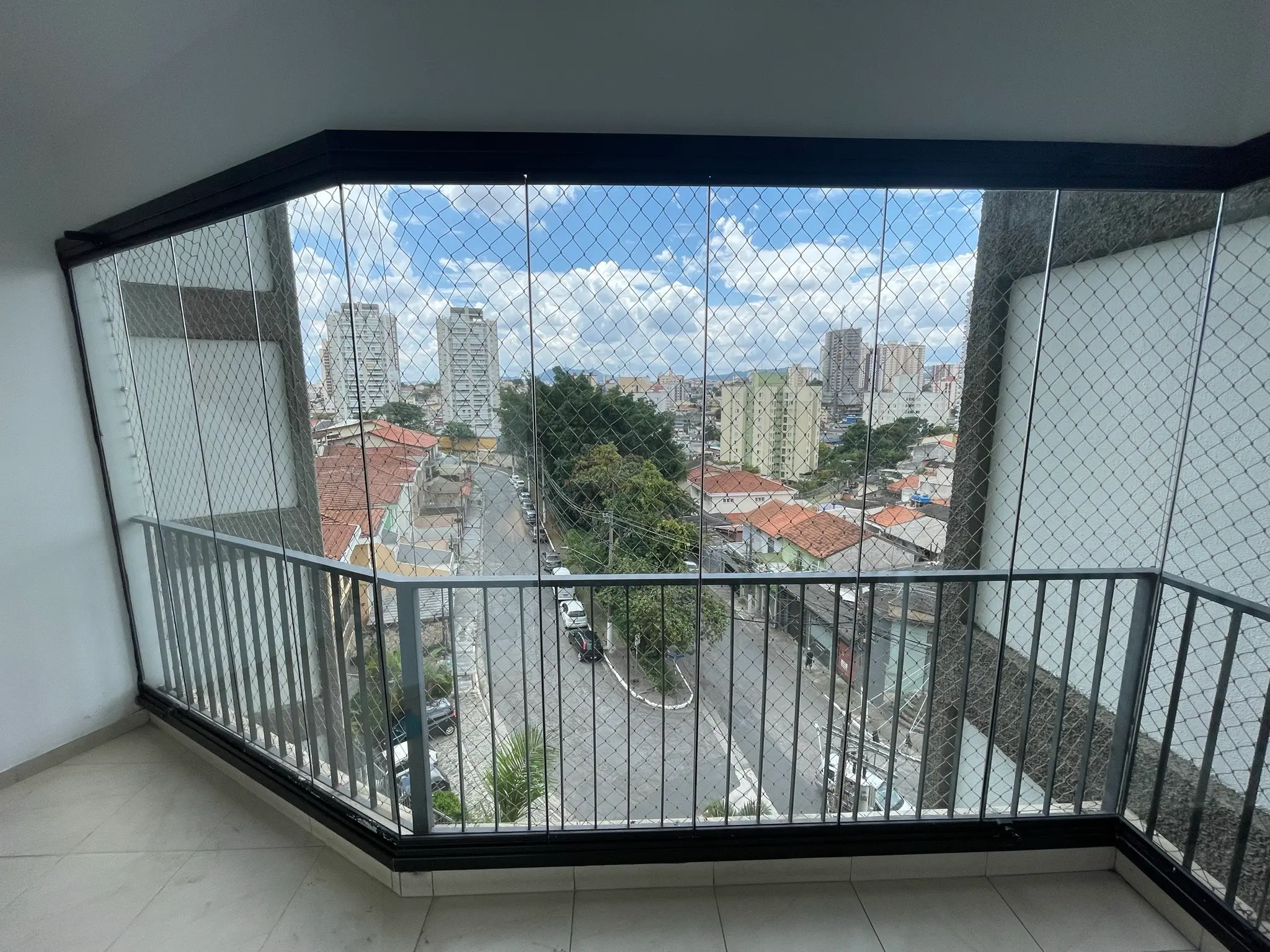 Envidraçamento de sacada realizado pela GRS Vidros